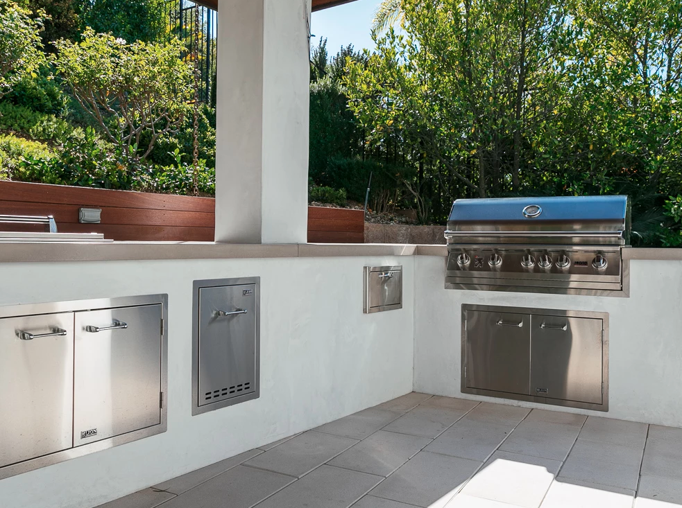 Outdoor kitchen with gas bbq grill