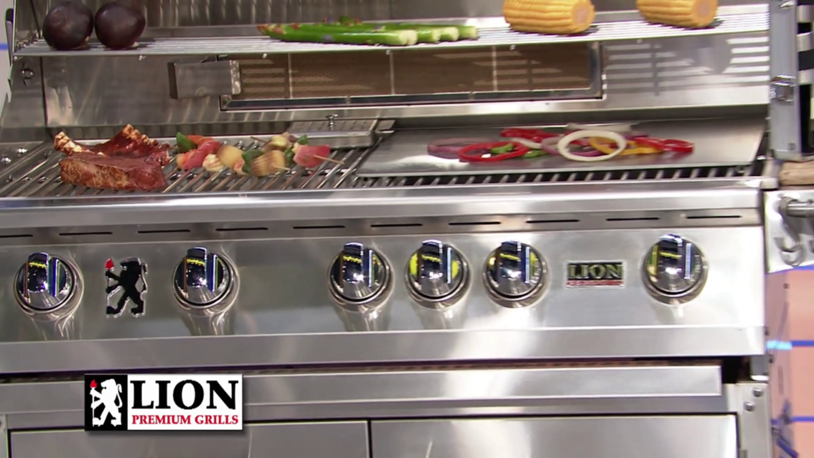 Lion Grills - Grill Close Up with Griddle Plate